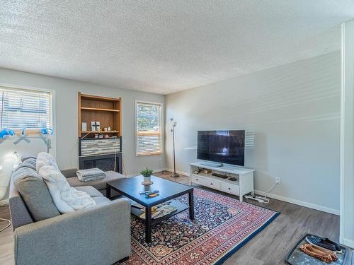 416 Waddington Drive, Kamloops, BC - Indoor Photo Showing Living Room