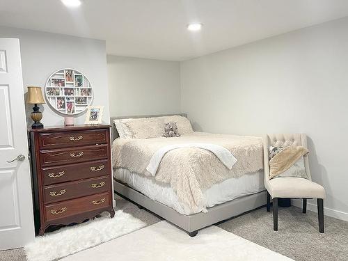 54-1605 Summit Drive, Kamloops, BC - Indoor Photo Showing Bedroom