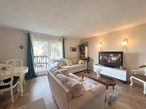 54-1605 Summit Drive, Kamloops, BC - Indoor Photo Showing Living Room