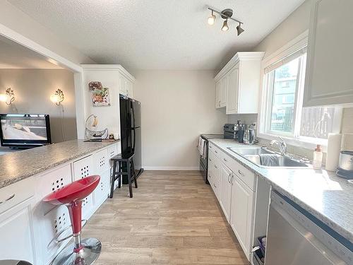 54-1605 Summit Drive, Kamloops, BC - Indoor Photo Showing Kitchen With Double Sink