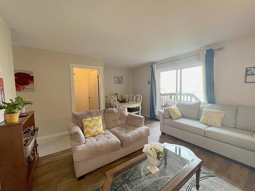 54-1605 Summit Drive, Kamloops, BC - Indoor Photo Showing Living Room