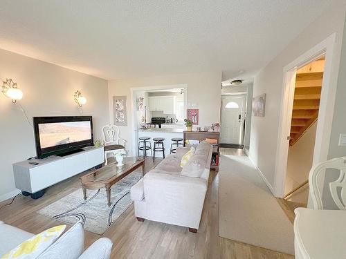 54-1605 Summit Drive, Kamloops, BC - Indoor Photo Showing Living Room