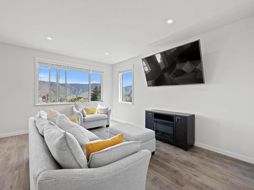 101-1799 Babine Ave, Kamloops, BC - Indoor Photo Showing Living Room