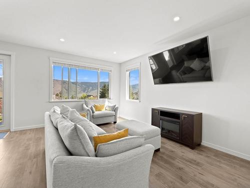 101-1799 Babine Ave, Kamloops, BC - Indoor Photo Showing Living Room