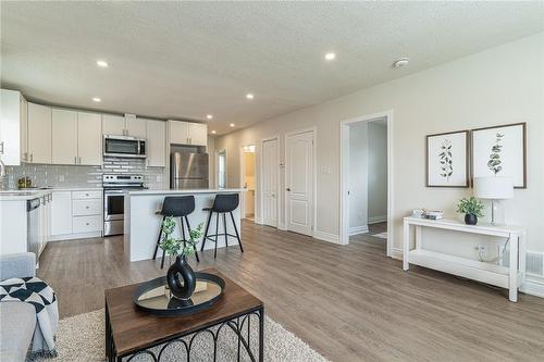 609 Mohawk Road E, Hamilton, ON - Indoor Photo Showing Kitchen With Upgraded Kitchen