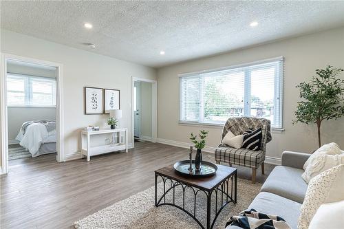 609 Mohawk Road E, Hamilton, ON - Indoor Photo Showing Living Room