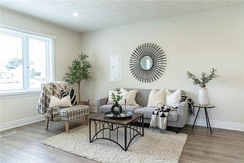 609 Mohawk Road E, Hamilton, ON - Indoor Photo Showing Living Room