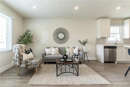 609 Mohawk Road E, Hamilton, ON - Indoor Photo Showing Living Room