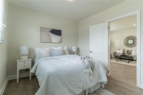 609 Mohawk Road E, Hamilton, ON - Indoor Photo Showing Bedroom