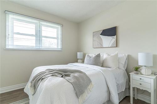 609 Mohawk Road E, Hamilton, ON - Indoor Photo Showing Bedroom