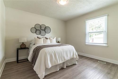 609 Mohawk Road E, Hamilton, ON - Indoor Photo Showing Bedroom