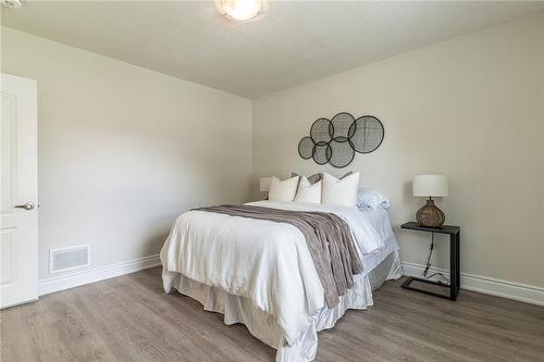 609 Mohawk Road E, Hamilton, ON - Indoor Photo Showing Bedroom