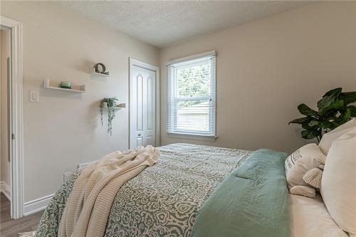 609 Mohawk Road E, Hamilton, ON - Indoor Photo Showing Bedroom