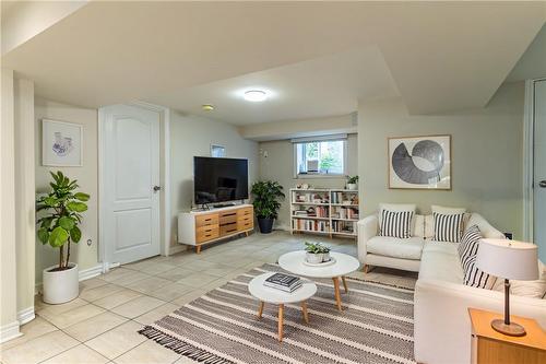 609 Mohawk Road E, Hamilton, ON - Indoor Photo Showing Living Room