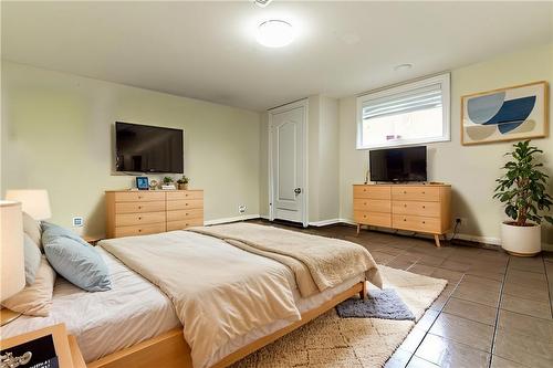 609 Mohawk Road E, Hamilton, ON - Indoor Photo Showing Bedroom