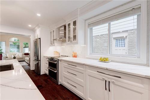 55 Culham Street, Oakville, ON - Indoor Photo Showing Kitchen With Upgraded Kitchen