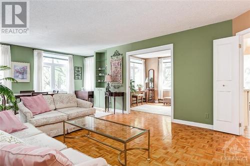 215 Somerset Street W Unit#202, Ottawa, ON - Indoor Photo Showing Living Room