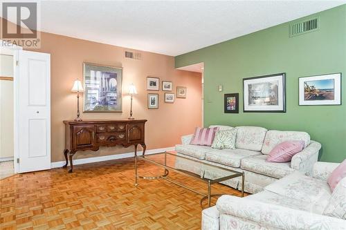 215 Somerset Street W Unit#202, Ottawa, ON - Indoor Photo Showing Living Room