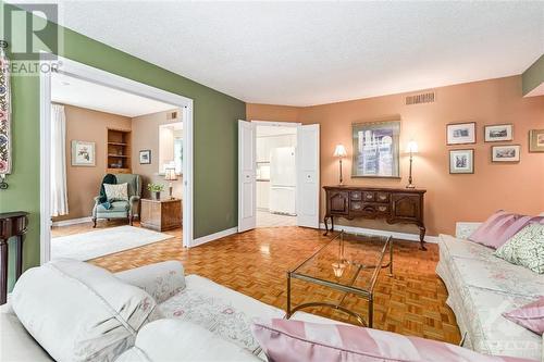 215 Somerset Street W Unit#202, Ottawa, ON - Indoor Photo Showing Living Room