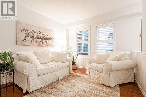 2292 Saddlecreek Crescent, Oakville, ON - Indoor Photo Showing Living Room