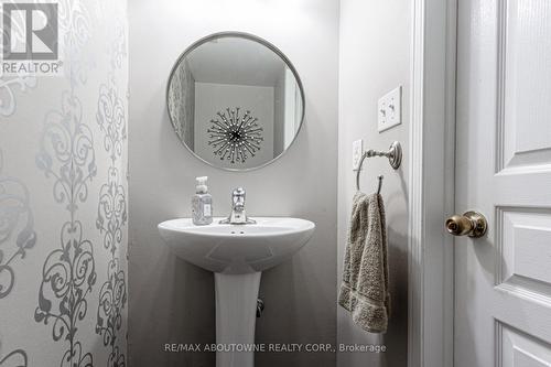 2292 Saddlecreek Crescent, Oakville, ON - Indoor Photo Showing Bathroom