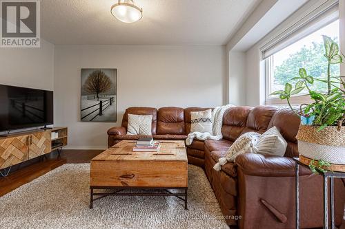 2292 Saddlecreek Crescent, Oakville, ON - Indoor Photo Showing Living Room