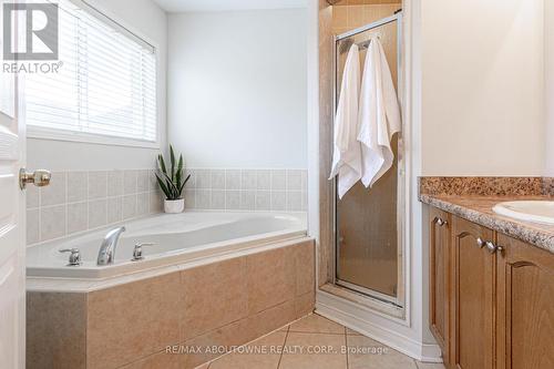 2292 Saddlecreek Crescent, Oakville, ON - Indoor Photo Showing Bathroom