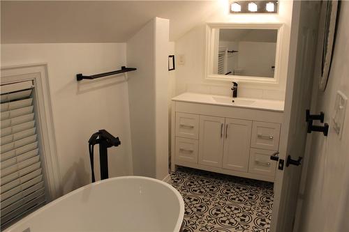 574 Clark Avenue, Burlington, ON - Indoor Photo Showing Bathroom