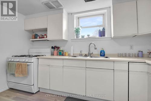 454 Salisbury Street, London, ON - Indoor Photo Showing Kitchen With Double Sink