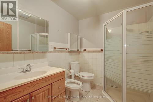 216 Highbury Avenue N, London, ON - Indoor Photo Showing Bathroom