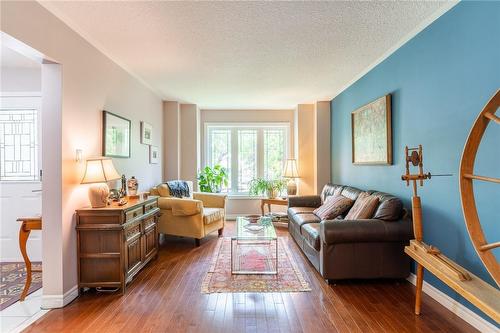 10 Montebello Court, Hamilton, ON - Indoor Photo Showing Living Room