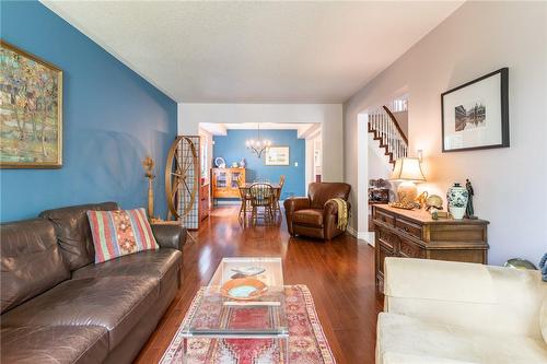 10 Montebello Court, Hamilton, ON - Indoor Photo Showing Living Room