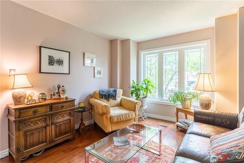 10 Montebello Court, Hamilton, ON - Indoor Photo Showing Living Room