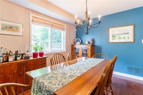 10 Montebello Court, Hamilton, ON - Indoor Photo Showing Dining Room