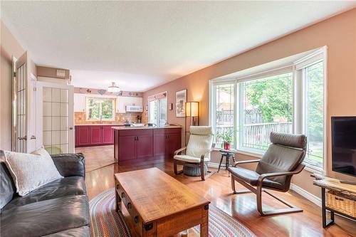 10 Montebello Court, Hamilton, ON - Indoor Photo Showing Living Room