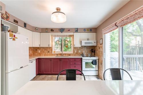 10 Montebello Court, Hamilton, ON - Indoor Photo Showing Kitchen