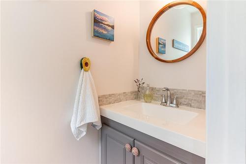 10 Montebello Court, Hamilton, ON - Indoor Photo Showing Bathroom