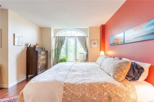 10 Montebello Court, Hamilton, ON - Indoor Photo Showing Bedroom