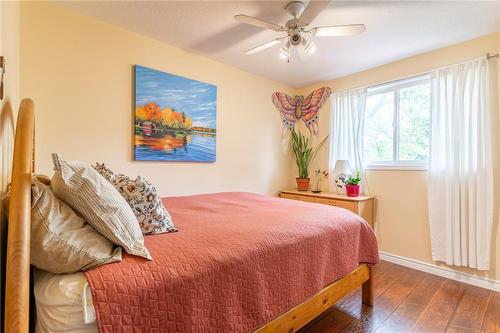 10 Montebello Court, Hamilton, ON - Indoor Photo Showing Bedroom