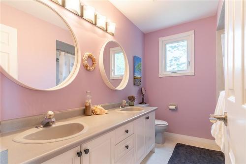 10 Montebello Court, Hamilton, ON - Indoor Photo Showing Bathroom