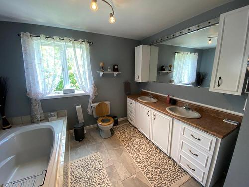 Salle de bains - 212 Rue Tremblay, Saint-Siméon, QC - Indoor Photo Showing Bathroom