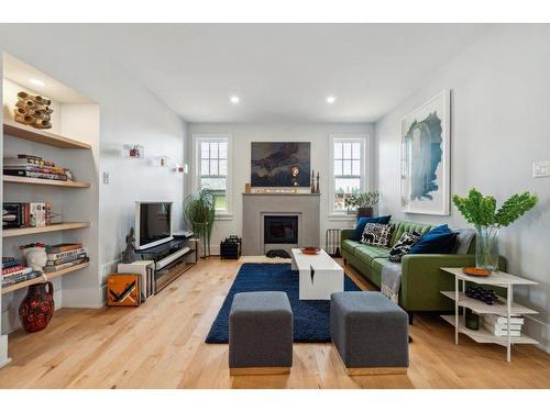 Living room - 18 Ch. De Montpelier, Chelsea, QC - Indoor Photo Showing Living Room With Fireplace