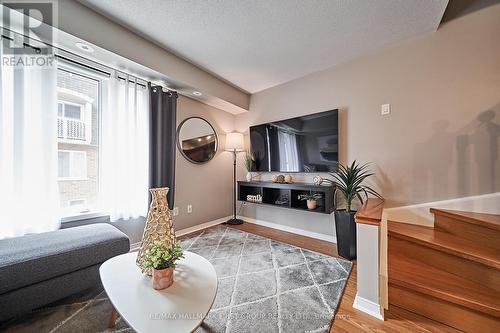 41 - 41 Foundry Avenue, Toronto W02, ON - Indoor Photo Showing Living Room