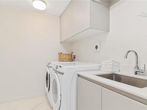 404-550 Michigan St, Victoria, BC - Indoor Photo Showing Laundry Room
