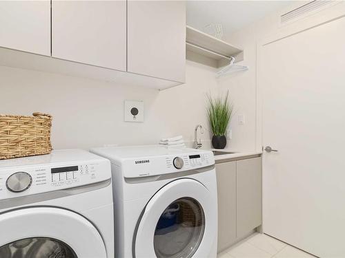 404-550 Michigan St, Victoria, BC - Indoor Photo Showing Laundry Room