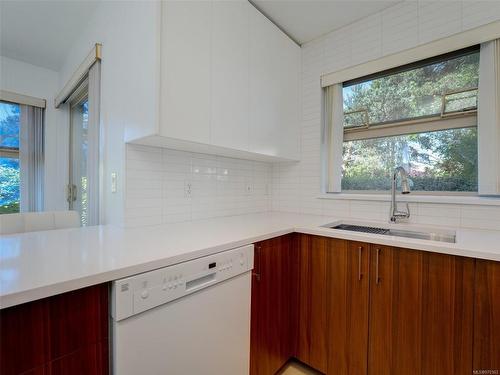 102-535 Manchester Rd, Victoria, BC - Indoor Photo Showing Kitchen