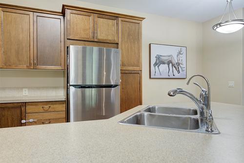306-1007 Harvey Avenue, Kelowna, BC - Indoor Photo Showing Kitchen With Double Sink