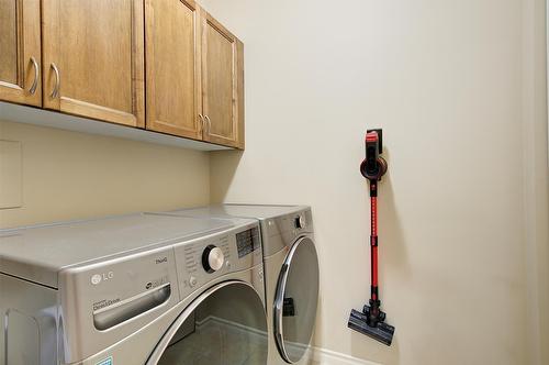 306-1007 Harvey Avenue, Kelowna, BC - Indoor Photo Showing Laundry Room