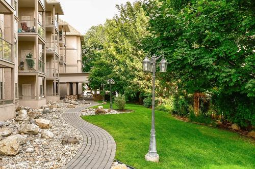 306-1007 Harvey Avenue, Kelowna, BC - Outdoor