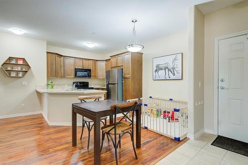 306-1007 Harvey Avenue, Kelowna, BC - Indoor Photo Showing Kitchen